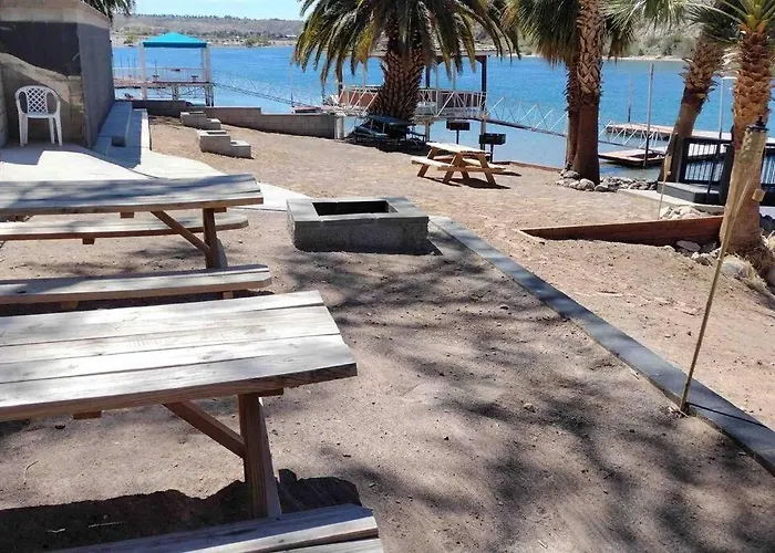 Apartment 3 Bedroom, 2 Bath 1 Min Walk To The
