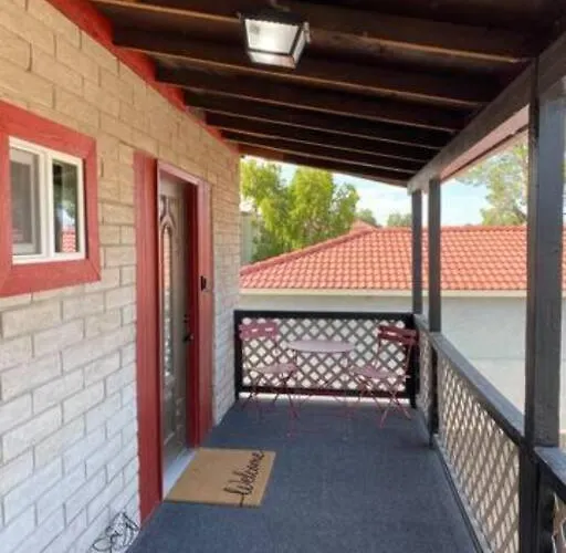 3 Bedroom, 2 Bath 1 Min Walk To The Apartment *