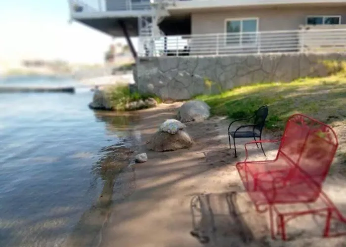 3 Bedroom, 2 Bath 1 Min Walk To The