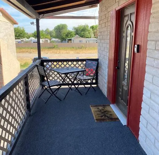 3 Bedroom, 2 Bath 1 Min Walk To The Apartment *