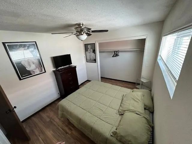 3 Bedroom, 2 Bath 1 Min Walk To The Apartment