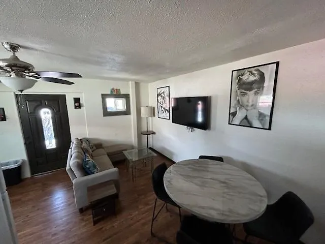 Apartment 3 Bedroom, 2 Bath 1 Min Walk To The