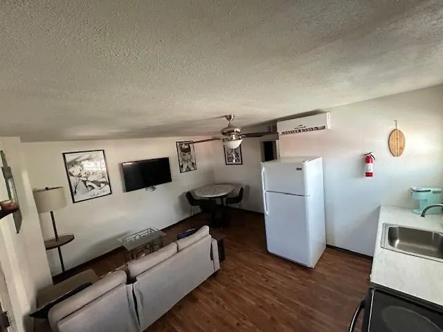 3 Bedroom, 2 Bath 1 Min Walk To The Apartment *