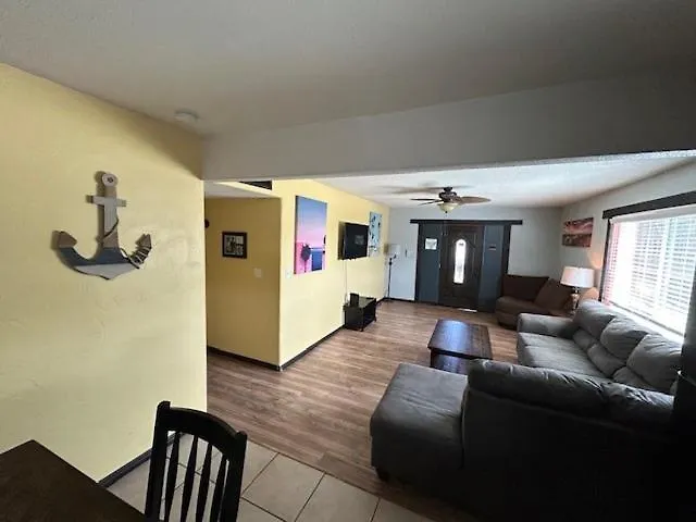 3 Bedroom, 2 Bath 1 Min Walk To The Apartment