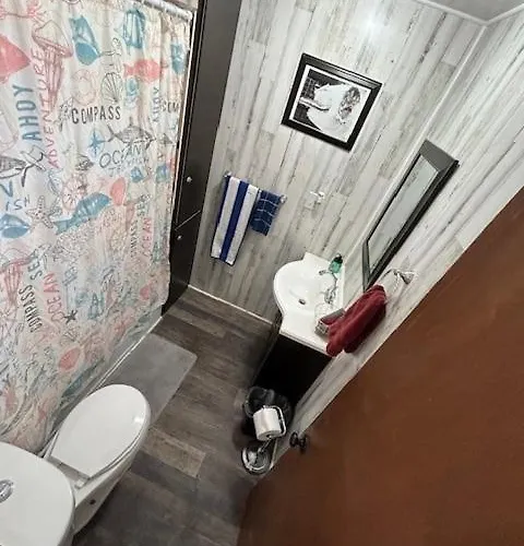 3 Bedroom, 2 Bath 1 Min Walk To The Apartment *