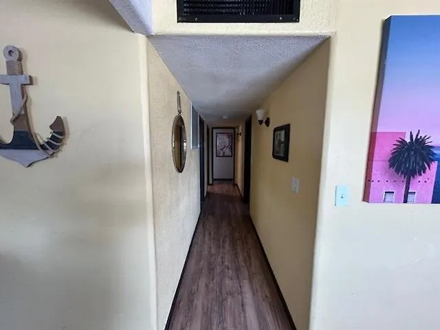 Apartment 3 Bedroom, 2 Bath 1 Min Walk To The *