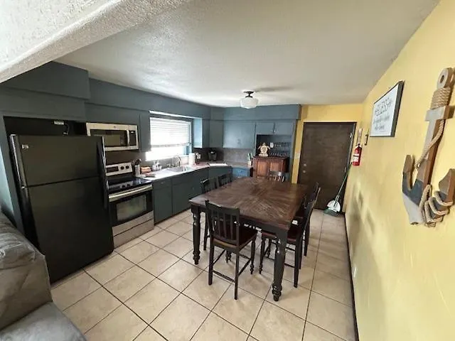 3 Bedroom, 2 Bath 1 Min Walk To The Apartment