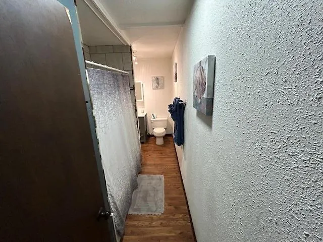 3 Bedroom, 2 Bath 1 Min Walk To The *