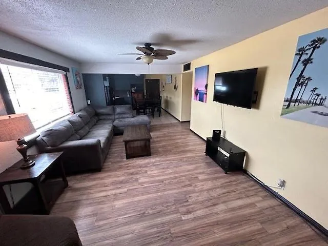 3 Bedroom, 2 Bath 1 Min Walk To The Apartment *